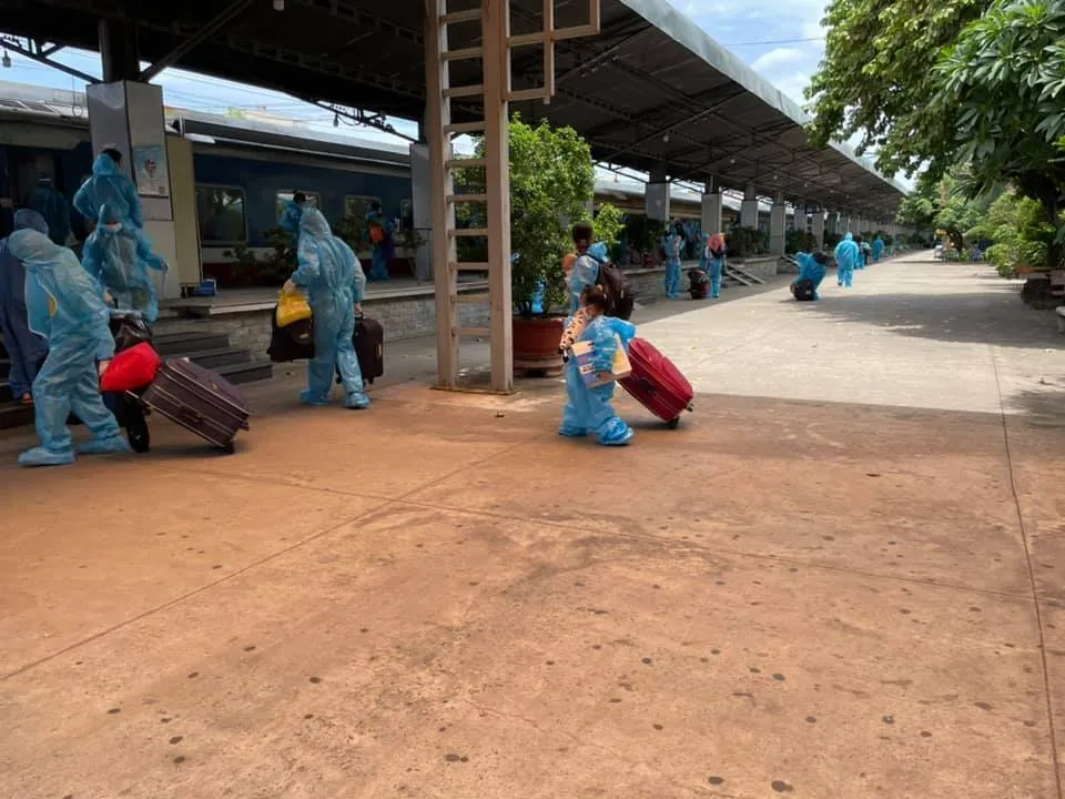 Chùm ảnh: Chuyến tàu tình nghĩa thứ 2 đưa người dân Quảng Trị về quê ảnh 6