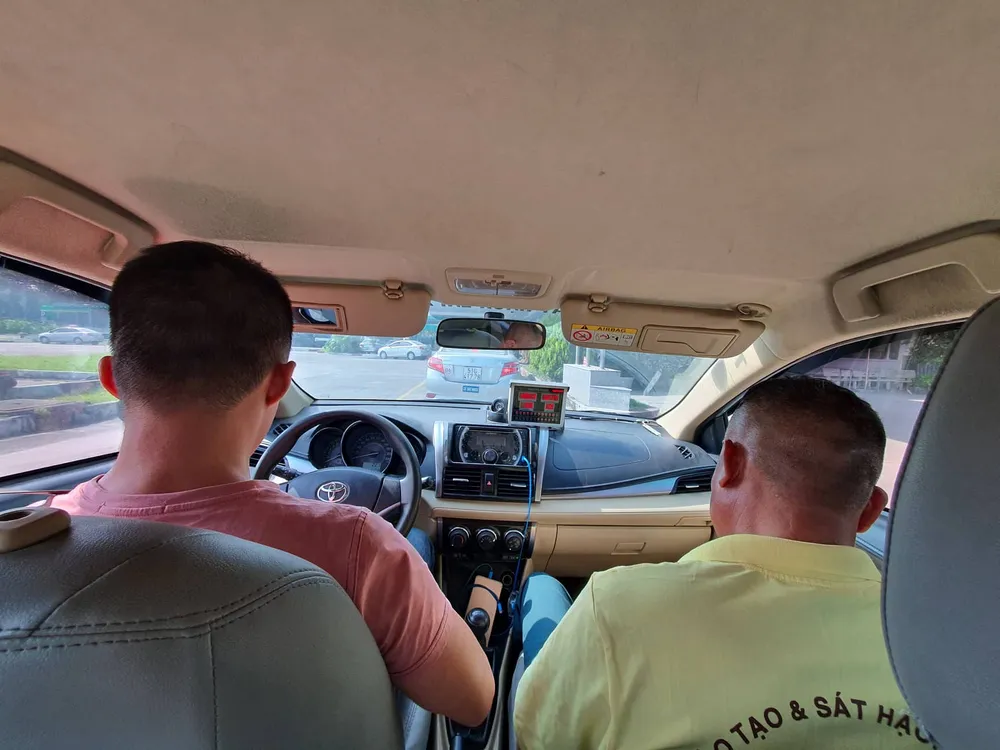 giáo viên dạy thực hành lái xe