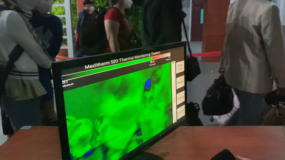 Tại Ga Sài Gòn, Sở Y tế TP trang bị máy soi chiếu để phát hiện người nhiễm COVID-19. Ảnh: TN