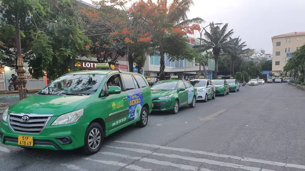 Đoàn taxi nằm chờ khách được sắp xếp theo hàng ngay ngắn. Ảnh: TN