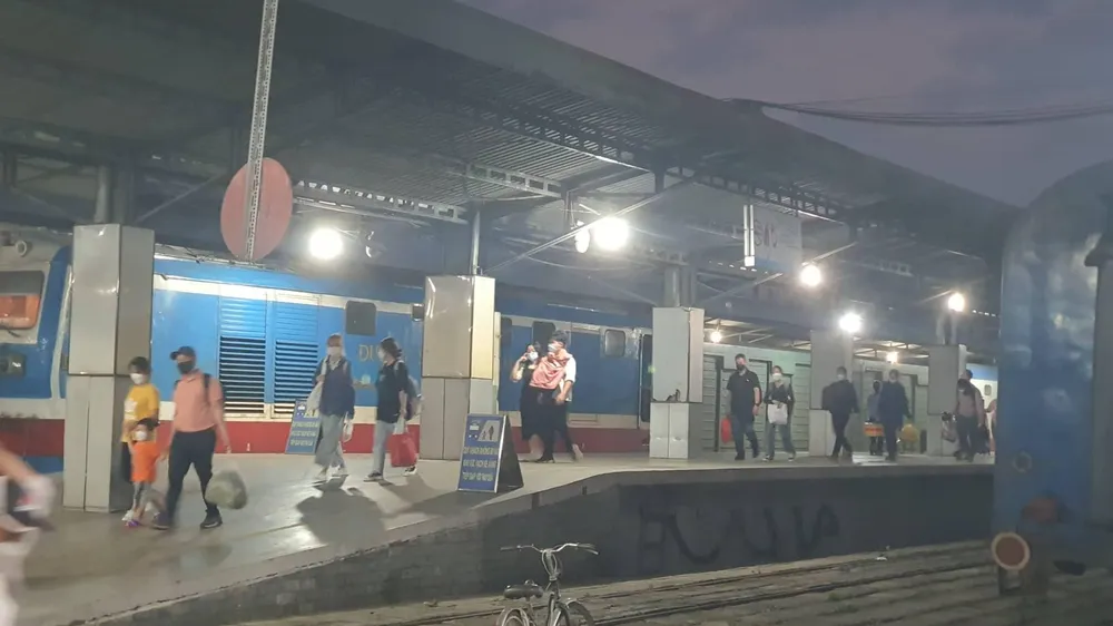 Những vị khách đầu tiên quay lại TP sau thời gian nghỉ lễ. Ảnh: TN