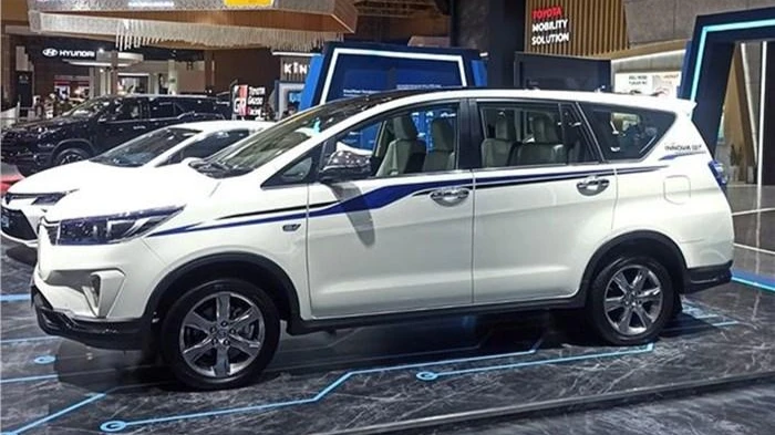 Chiếc Toyota Innova EV được trưng bày tại Triển lãm ô tô Quốc tế Indonesia. Ảnh: Autocarindia