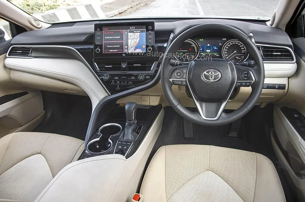 Camry còn toát lên vẻ sang trọng của một chiếc xe hơi. Ảnh: Autocarindia