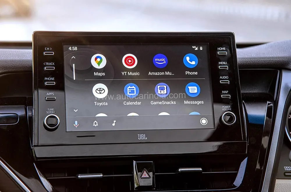 Những thay đổi ở màn hình giải trí trên Camry Hybrid. Ảnh: Autocarindia