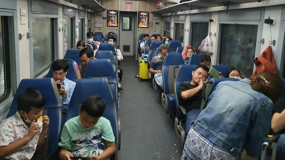 Hầu hết hành khách chọn đi du lịch trong dịp lễ này. Ảnh: THY NHUNG