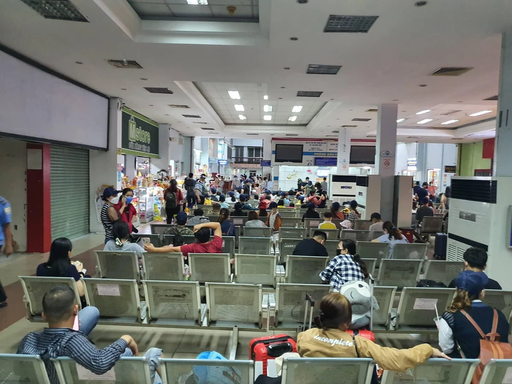 Nhiều hành khách ở xa đã tranh thủ đến ga từ sớm dù chưa tới giờ tàu chạy. Ảnh: THY NHUNG