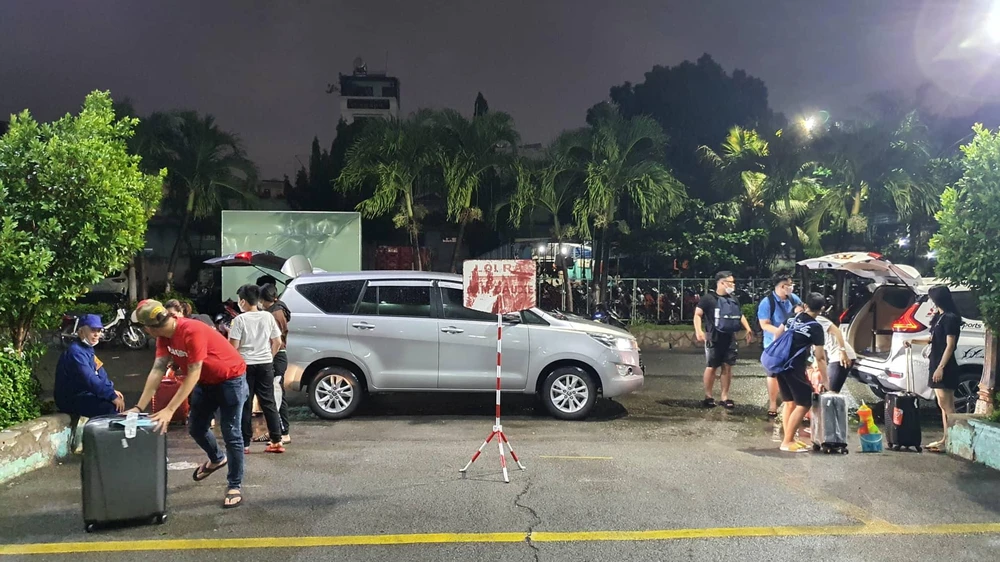 Cũng trong ngày 29, nhiều nơi tại TP.HCM có mưa to nên đa số hành khách chọn di chuyển đến ga tàu bằng taxi. Ảnh: THY NHUNG