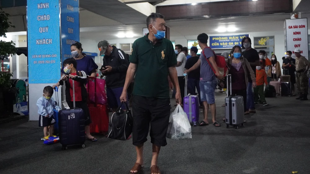 Một số hành khách mang theo những món quà quê vào TP.HCM. Ảnh: HUỲNH THƠ