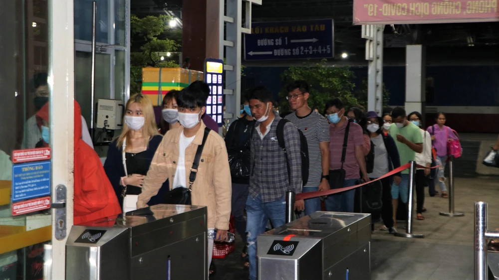 Trong ngày 3-5, hàng ngàn dười dân đã quay lại TP.HCM bằng tàu hoả. Ảnh: HUỲNH THƠ