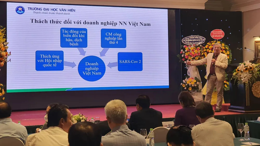 Hội thảo đưa ra nhiều giải pháp để giải quyết khó khăn cho ngành du lịch. Hội thảo đưa ra nhiều giải pháp để giải quyết khó khăn cho ngành du lịch.