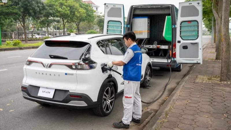 Dịch vụ cứu hộ pin của VinFast hoạt động 24 giờ mỗi ngày và 7 ngày mỗi tuần, bao gồm cả các ngày lễ. Dịch vụ cứu hộ pin của VinFast hoạt động 24 giờ mỗi ngày và 7 ngày mỗi tuần, bao gồm cả các ngày lễ.