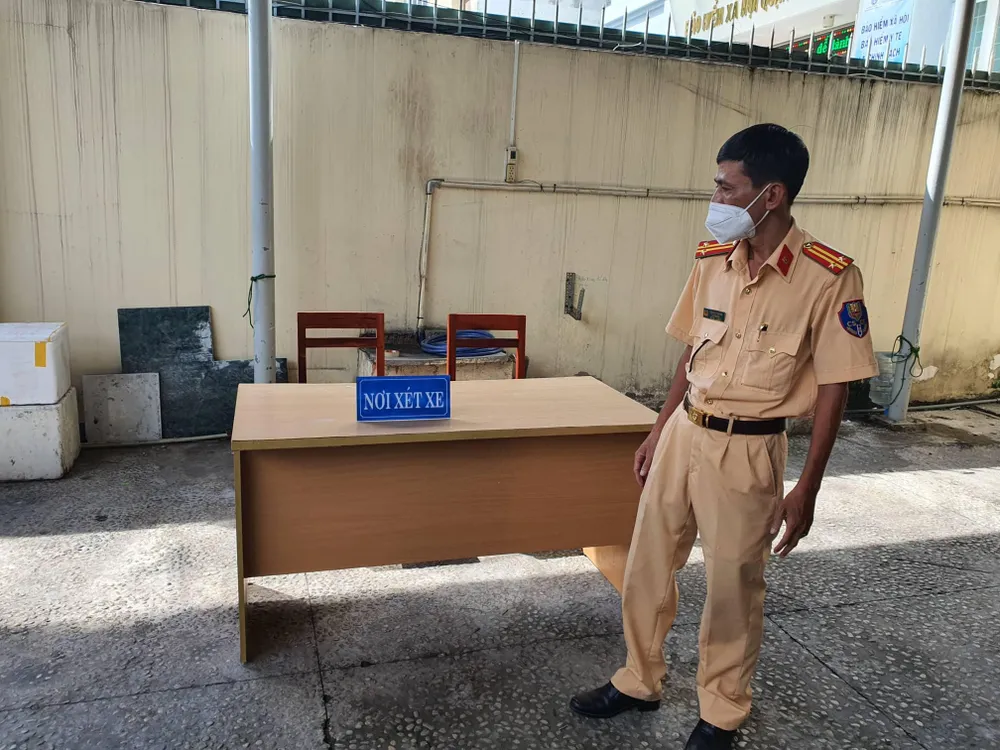 Nơi xét xe có hai cán bộ công an hướng dẫn thủ tục cho người dân. Ảnh: TN Nơi xét xe có hai cán bộ công an hướng dẫn thủ tục cho người dân. Ảnh: TN