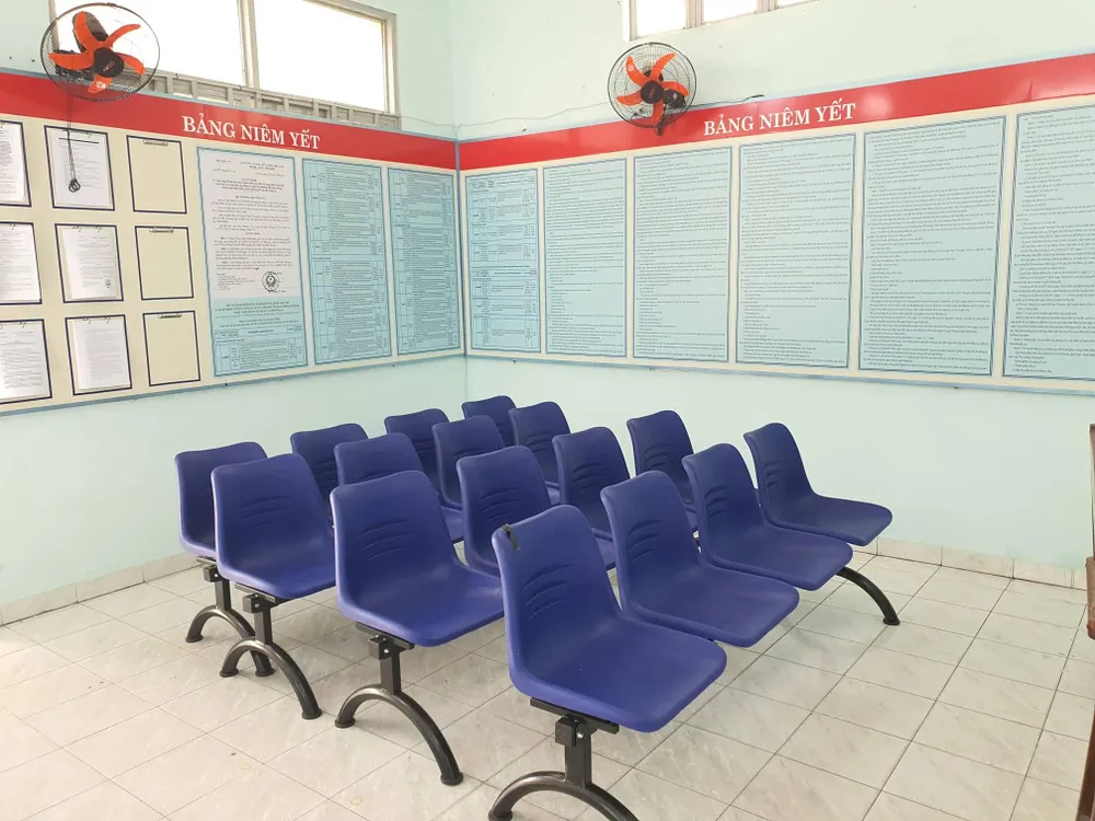 Bên trong điểm đăng ký xe, bốn dãy ghế được bố trí cho người dân đến làm thủ tục. Ảnh: TN Bên trong điểm đăng ký xe, bốn dãy ghế được bố trí cho người dân đến làm thủ tục. Ảnh: TN