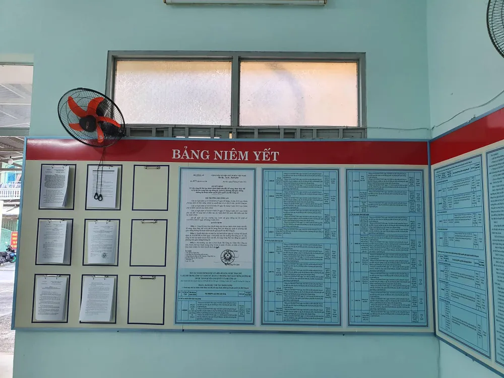 Tại đây, Công an quận Bình Thạnh cũng niêm yết các thông tin về quy trình, thủ tục và lệ phí đăng ký xe. Ảnh: TN Tại đây, Công an quận Bình Thạnh cũng niêm yết các thông tin về quy trình, thủ tục và lệ phí đăng ký xe. Ảnh: TN