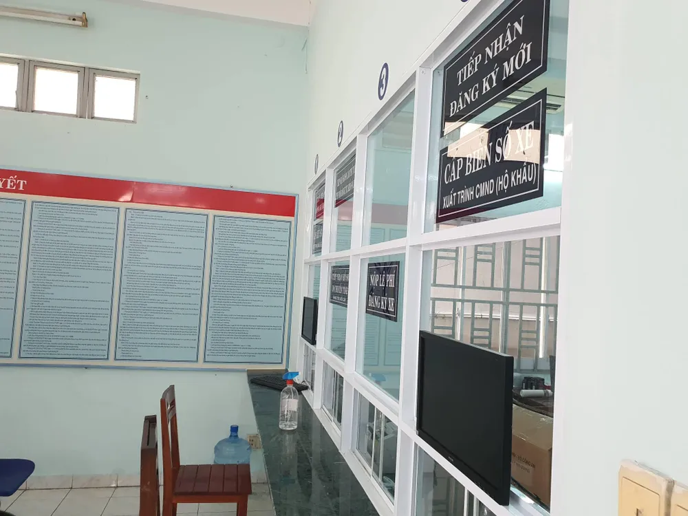 Công an quận Bình Thạnh bố trí hai màn hình máy tính phục vụ người dân. Ảnh: TN Công an quận Bình Thạnh bố trí hai màn hình máy tính phục vụ người dân. Ảnh: TN