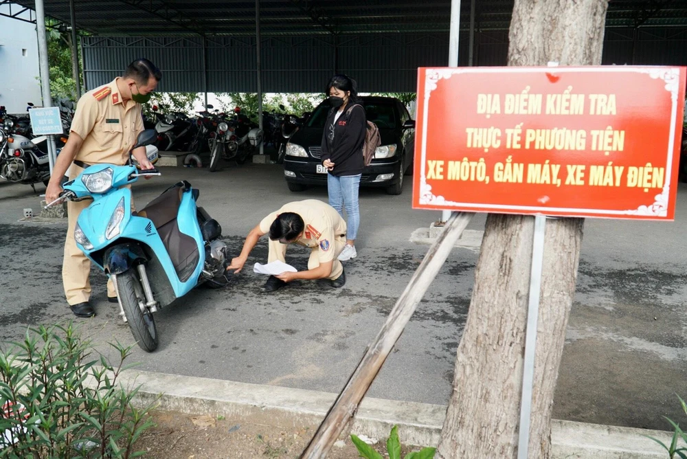 Người dân đầu tiên được Công an huyện Nhà Bè thực hiện việc xét xe.