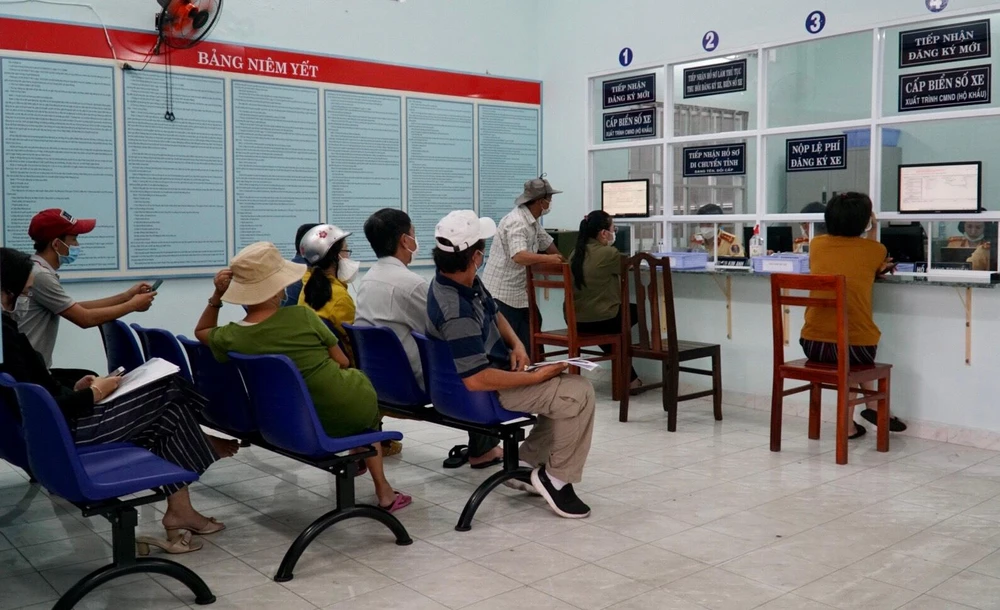 Trái ngược với Công an huyện Nhà Bè, tại điểm đăng ký xe Công an quận Bình Thạnh khá đông người dân đến làm thủ tục.