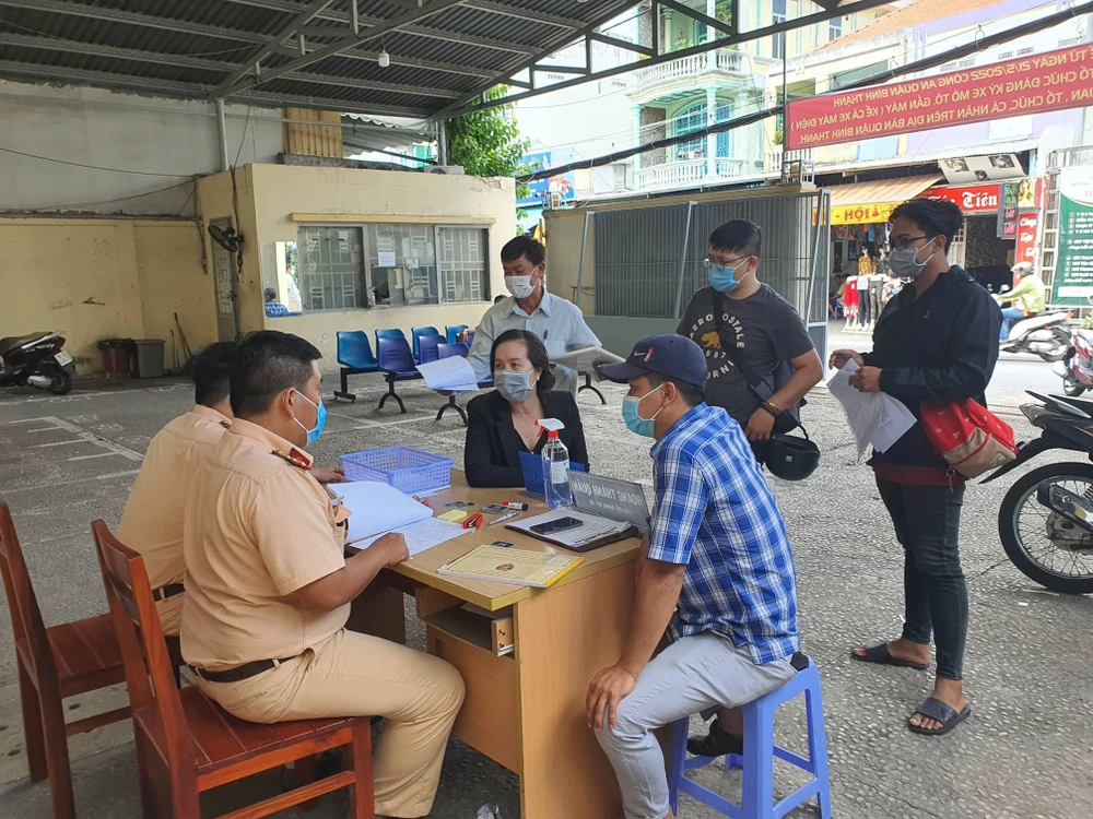 Từ 21-5, người dân có thể đăng ký xe máy tại Công an xã. Ảnh: TN Từ 21-5, người dân có thể đăng ký xe máy tại Công an xã. Ảnh: TN