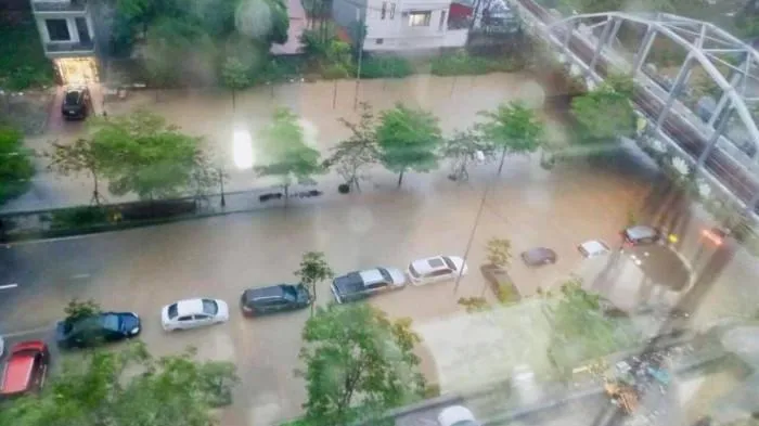 Những hình ảnh xe ngập ở Bắc Ninh được cư dân mạng chia sẻ. Ảnh: Fb