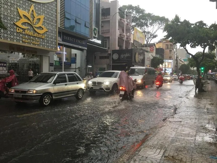 Khu vực miền Nam cũng vào mua mưa, do đó người dùng cũng cần tìm hiểu cách vượt qua vùng ngập nước. Ảnh: TN