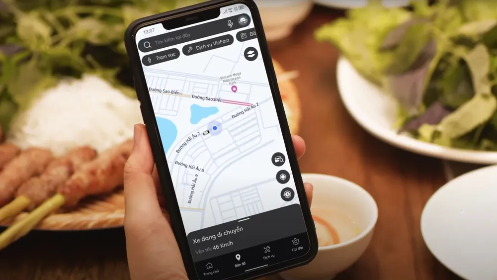 Người dùng xe ô tô điện VF e34 có thể quản lý xe dễ dàng thông qua ứng dụng VinFast. Người dùng xe ô tô điện VF e34 có thể quản lý xe dễ dàng thông qua ứng dụng VinFast.