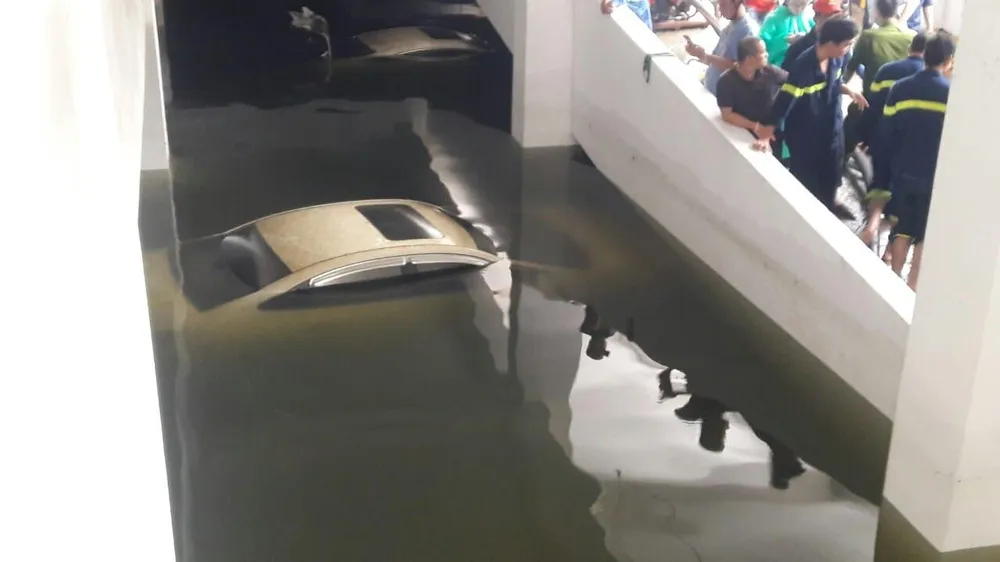 Xe ngập nước trong chung cư sẽ do đơn vị bảo hiểm bồi thường. Ảnh: MXH Xe ngập nước trong chung cư sẽ do đơn vị bảo hiểm bồi thường. Ảnh: MXH