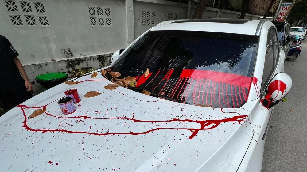 Xét riêng về hành vi tạt sơn lên xe người khác thì đó là tội cố ý phá hỏng tài sản. Ảnh:MXH
