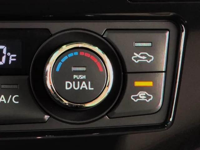 Vào mùa nắng nóng, các chủ xe cũng cần kiểm tra và cảm nhận đến điều hòa thường xuyên hơn. (Ảnh minh họa)