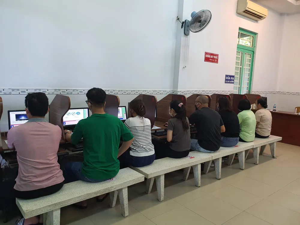 Các học viên nghiêm túc thực hiện phần thi của mình.