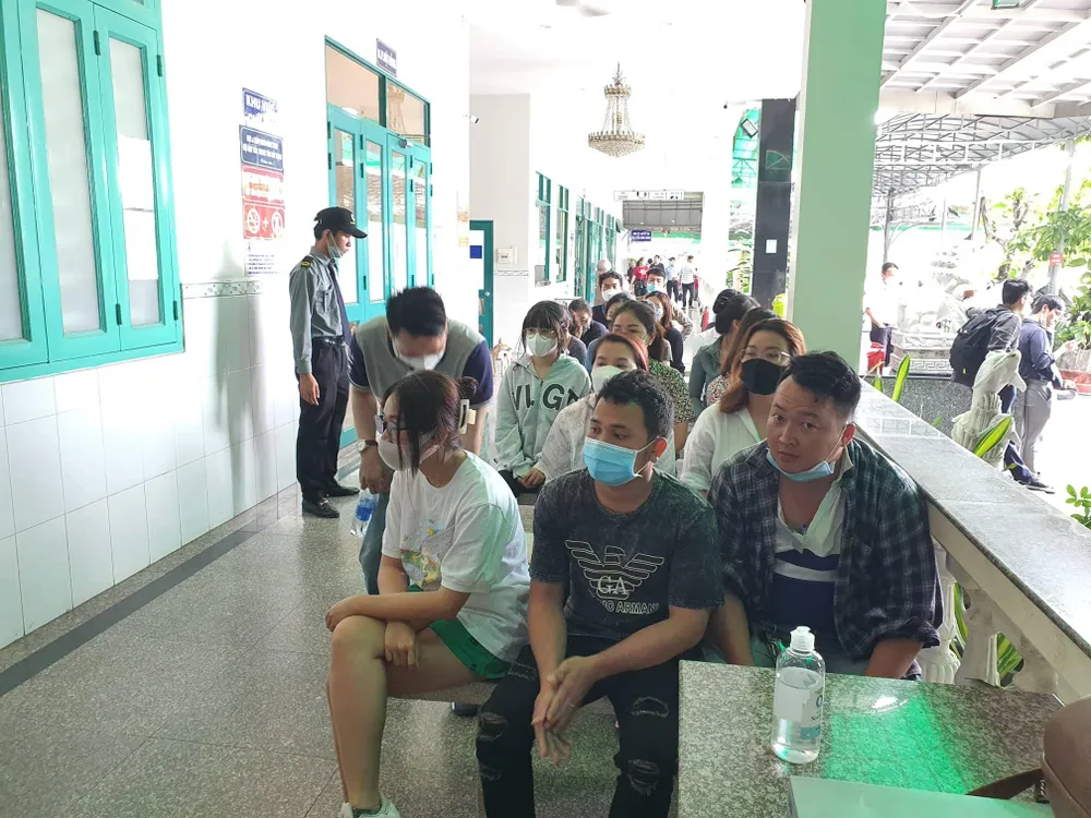 Các học viên ngồi chờ gọi tên để vào phòng thi.