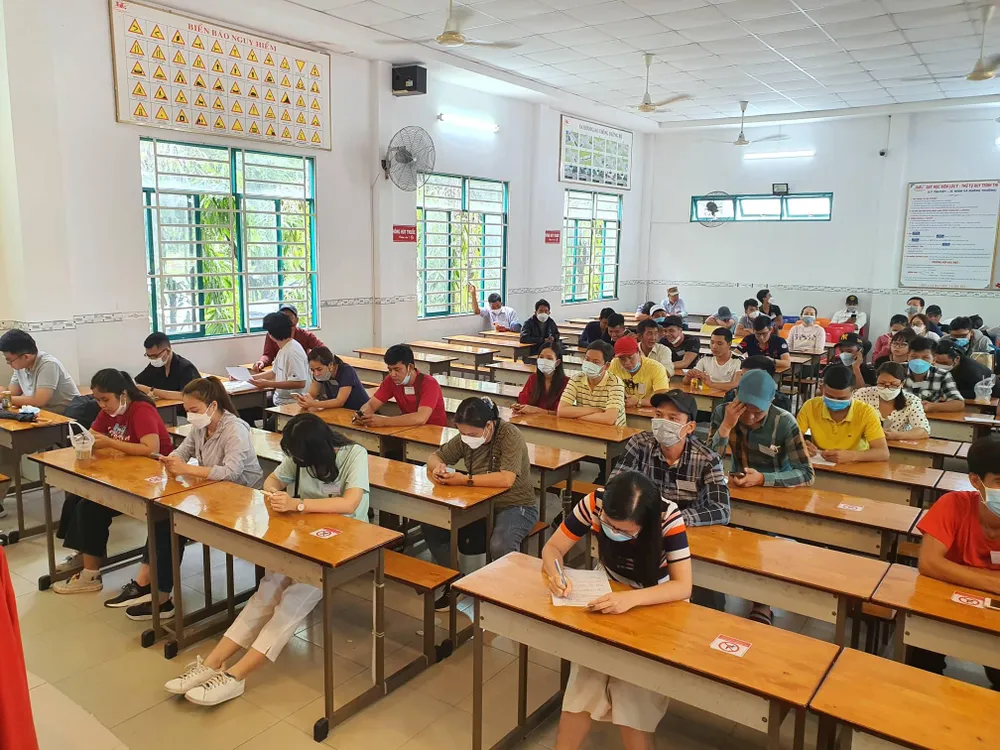 Các học viên được đơn vị tổ chức hướng dẫn và gọi tên vào phòng thi.