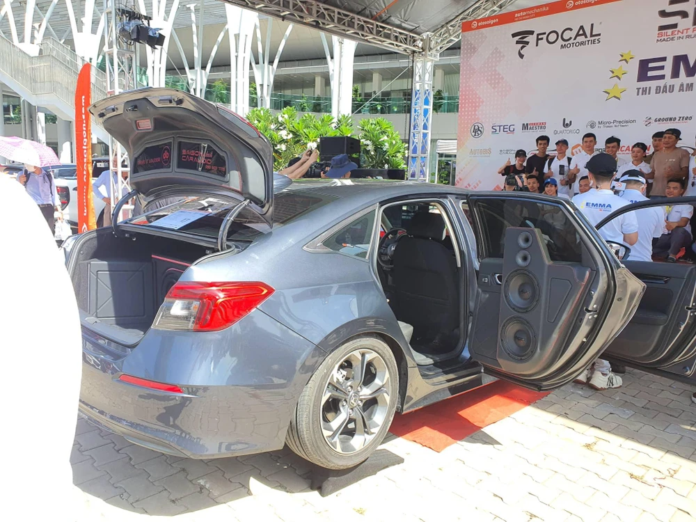 Những chiếc xe đầu tiên bước vào cuộc thi.