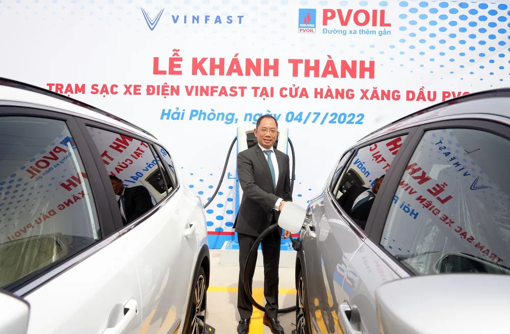 Ngày 4-7, VinFast và PVOIL chính thức khánh thành và đưa vào hoạt động trạm xe điện đầu tiên tại cửa hàng xăng dầu của PVOIL.