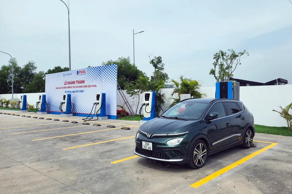Theo quy định mới về trạm sạc xe điện như Thông tư 09/2024, người đi xe điện sẽ không cần lo lắng khi tìm điểm sạc xe. trạm dừng nghỉ