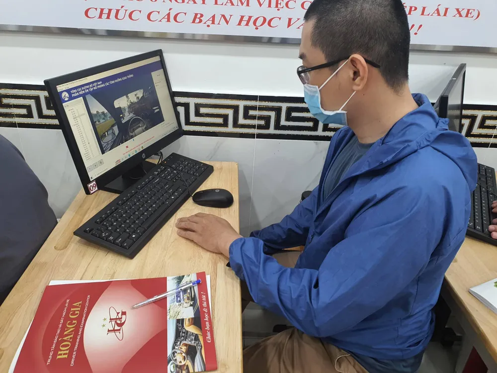 Nhiều ý kiến cho rằng, người dân sẽ khó lấy được bằng lái xe hơn khi áp dụng phần thi mô phỏng trong sát hạch GPLX. Ảnh: TN