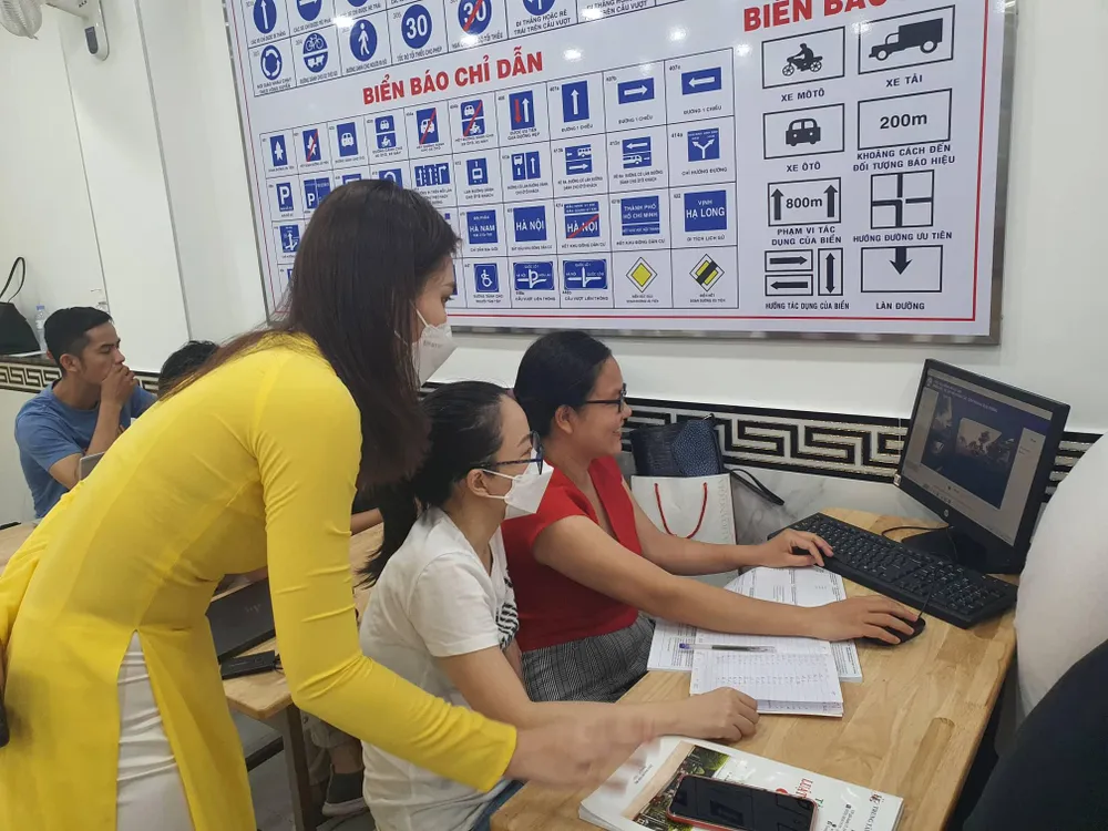 Từ khi áp dụng phần thi mô phỏng các tình huống giao thông trong sát hạch lái xe, nhiều thí sinh đã rớt phần này. Ảnh: TN