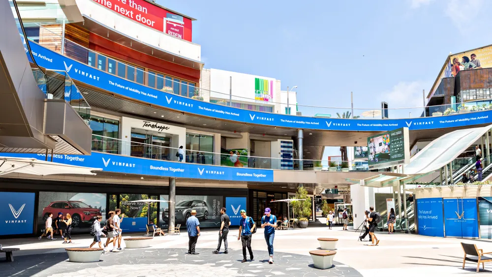 Cửa hàng VinFast Santa Monica nằm trong khu Trung tâm Thương mại Santa Monica tại Los Angeles, gần trụ sở chính của VinFast Mỹ và gần showroom Tesla có diện tích gần 300m2.