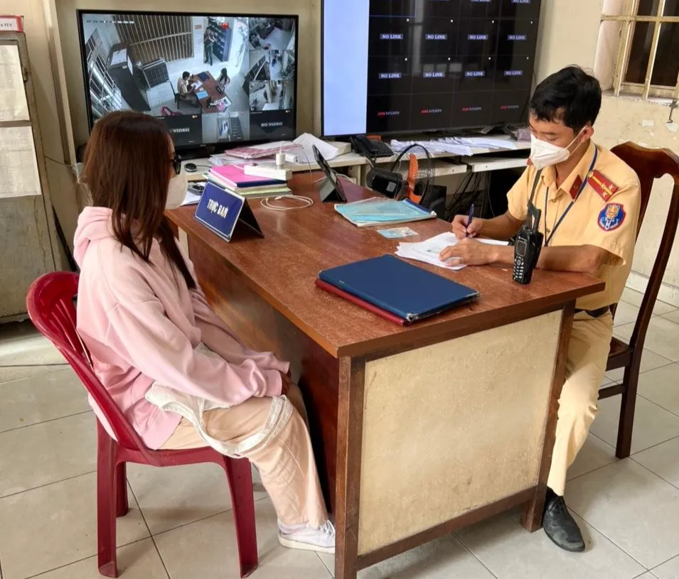 Chị V.H.M.D đến làm việc tại Công an P. Bình Chiểu. Chị V.H.M.D đến làm việc tại Công an P. Bình Chiểu.