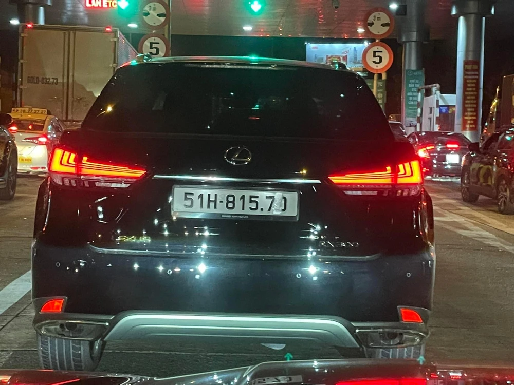 Một số người dùng cả băng dính trắng để che luôn biển số. Ảnh: MXH