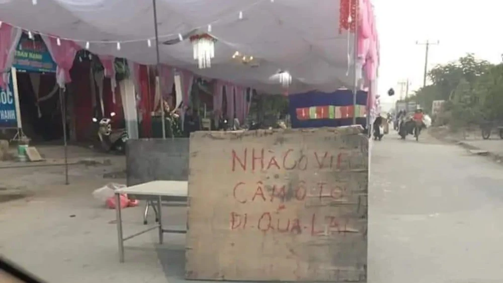 Hình ảnh việc dựng rạp khiến nhiều tài xế bức xúc. Ảnh: MXH