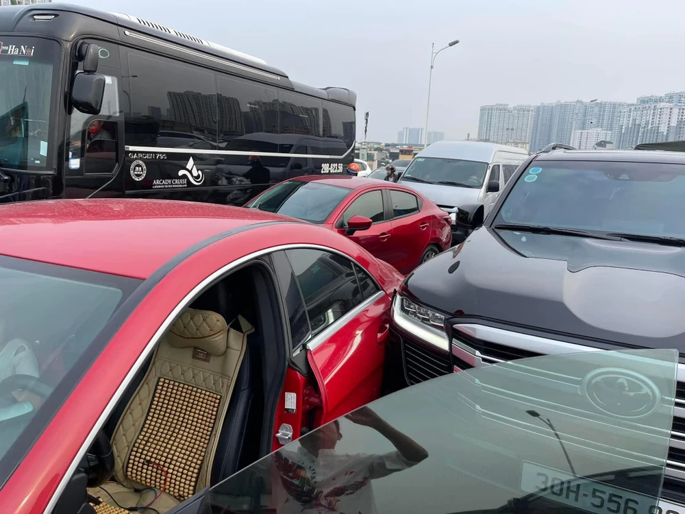 Các xe chen chúc nhau trên đường. Ảnh: MXH