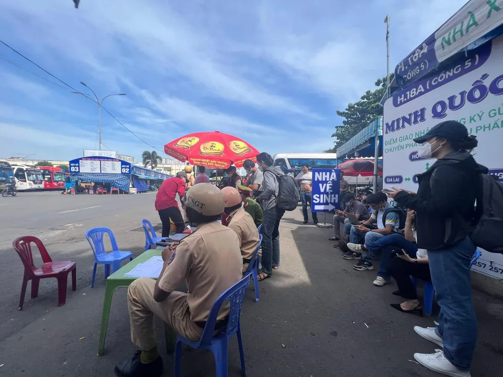 Lực lượng chức năng kiểm tra nồng độ cồn, ma túy đối với một số tài xế. Ảnh: NGUYỄN YÊN