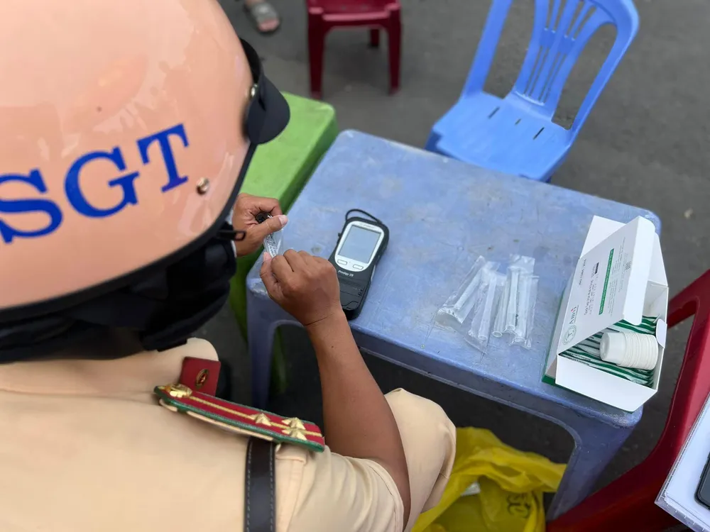 Đa số các tài xế đều chấp hành nghiêm túc với các yêu cầu của lực lượng chức năng. Ảnh: NGUYỄN YÊN