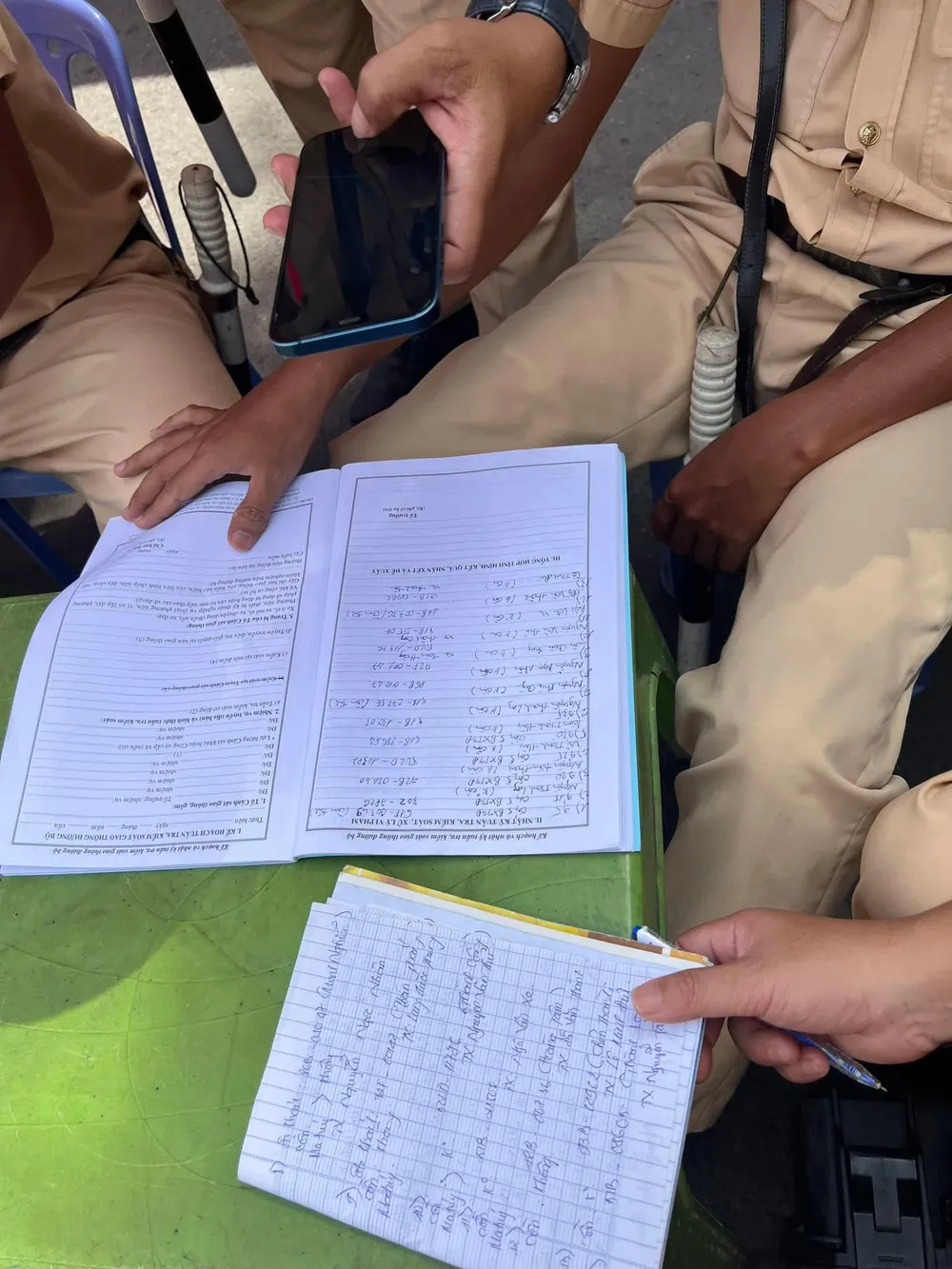 Lực lượng chức năng tiến hành đo nồng độ cồn ngẫu nhiên. Ảnh: NGUYỄN YÊN