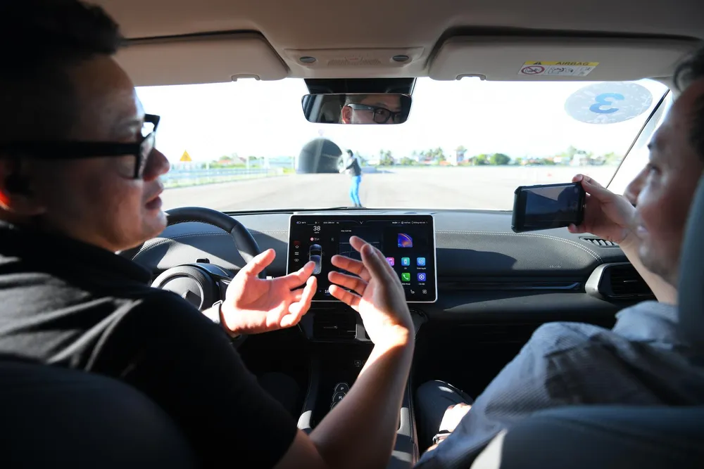 Khoảnh khắc tài xế hoàn toàn không điều khiển nhưng VF 8 với công nghệ hỗ trợ lái xe nâng cao (ADAS) vẫn xử lí an toàn và dừng xe khi bất ngờ gặp chướng ngại vật. Khoảnh khắc tài xế hoàn toàn không điều khiển nhưng VF 8 với công nghệ hỗ trợ lái xe nâng cao (ADAS) vẫn xử lí an toàn và dừng xe khi bất ngờ gặp chướng ngại vật.