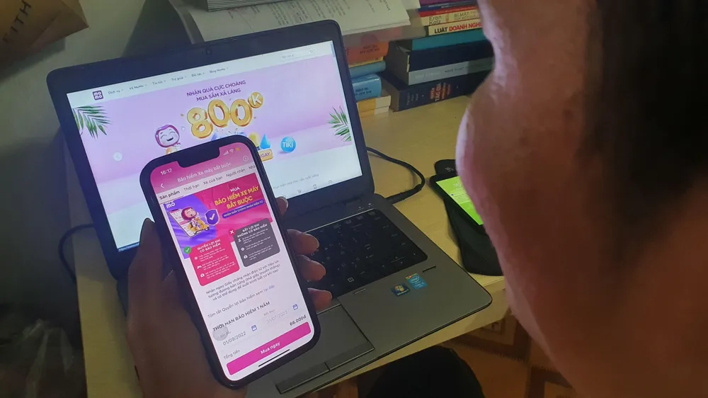 Người mua bảo hiểm xe máy có thể mua qua nhiều ứng dụng khác nhau. Ảnh: THY NHUNG