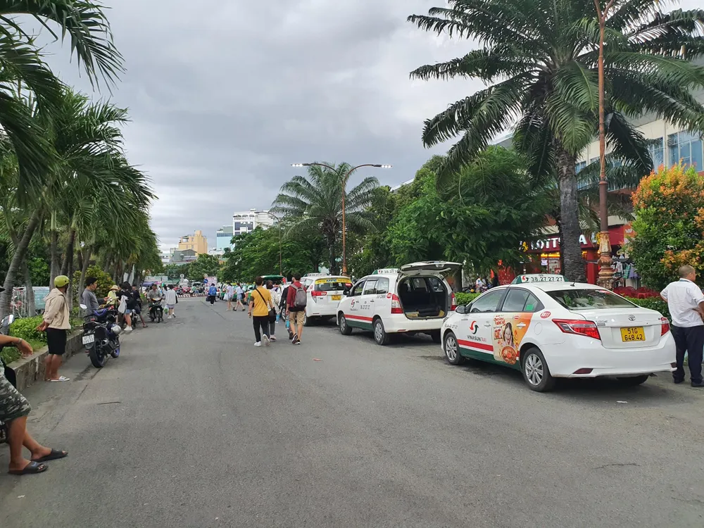 Lực lượng taxi chờ sẵn để phục vụ nhu cầu đi lại của hành khách. Ảnh: THY NHUNG Lực lượng taxi chờ sẵn để phục vụ nhu cầu đi lại của hành khách. Ảnh: THY NHUNG