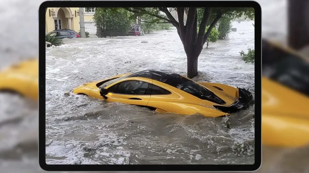 Chiếc siêu xe "đắng lòng" nằm trong biển nước. Ảnh: Motor1