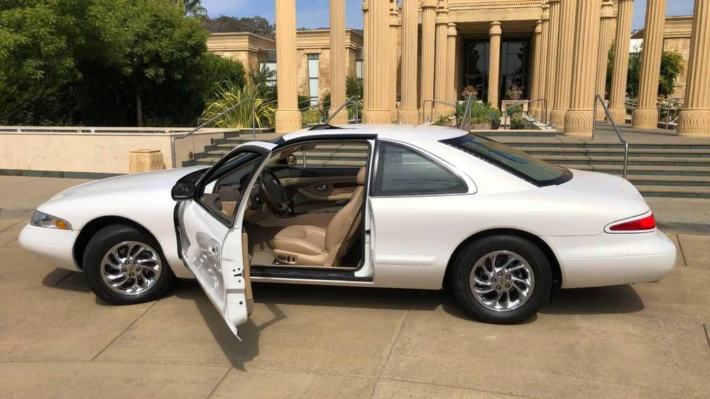 Sản xuất từ năm 1998, nhưng chiếc xe đã được trang bị động cơ V8. Ảnh: Motor1