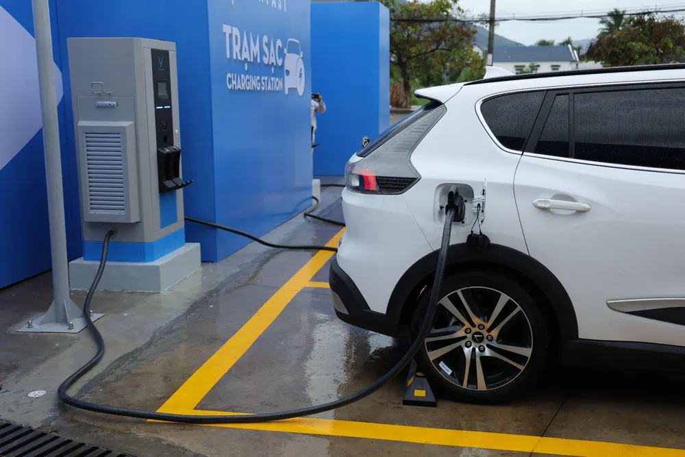 Hai bên sẽ tiếp tục nghiên cứu các địa điểm phù hợp để mở rộng mạng lưới cung cấp dịch vụ sạc xe điện. Hai bên sẽ tiếp tục nghiên cứu các địa điểm phù hợp để mở rộng mạng lưới cung cấp dịch vụ sạc xe điện.